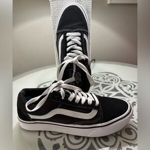 Like NEW Vans Classic Old Skool Black & White Low-Tops Women’s sz 7 Men’s 5.5 !